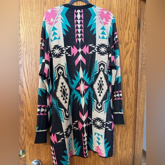 Women's Aztec Patterned Plus Cardigan - Picture 5 of 7